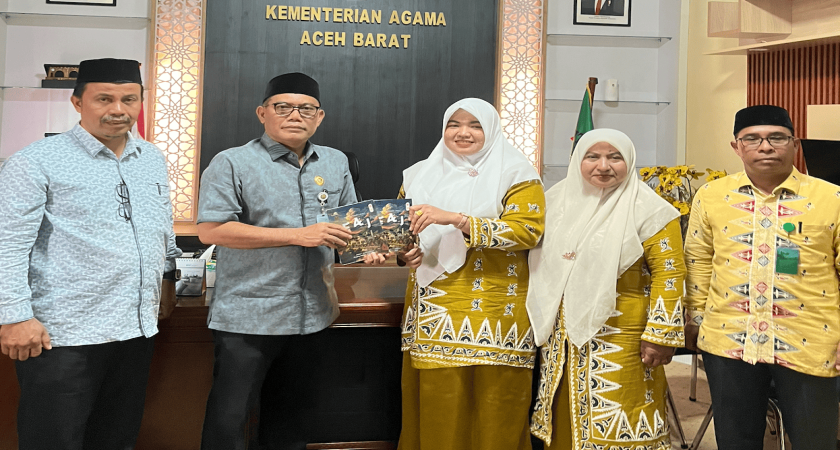 MAN 1 Aceh Barat Serahkan Karya “Antologi Cerpen Kearifan Lokal Aceh Barat” kepada Kepala Kemenag