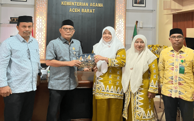 MAN 1 Aceh Barat Serahkan Karya “Antologi Cerpen Kearifan Lokal Aceh Barat” kepada Kepala Kemenag