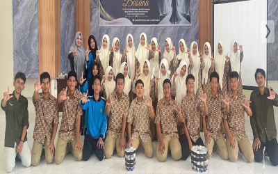 Gerakan Peduli Lingkungan Meulaboh Sosialisasikan Pembuatan Ecobrick di MAN 1 Aceh Barat